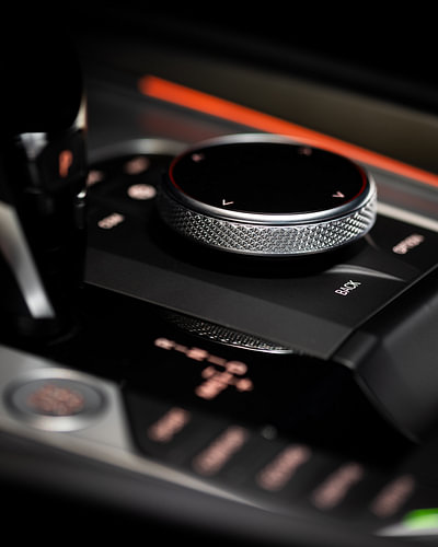 Een interieurfoto van een BMW iDrive Wheel