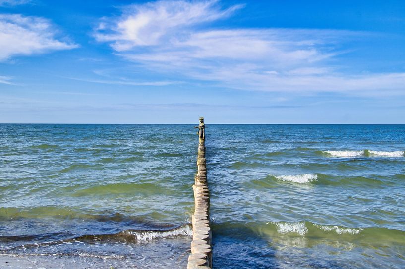 Groyne in Zingst aan de Baltische Zee, die in zee reikt. van Martin Köbsch