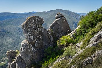 Felsformation und mediterrane Berglandschaft