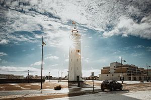 Phare de Noordwijk avec des rayons de soleil en hiver