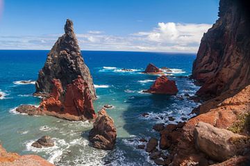 Mehrere rot-brauen Felsen im blauem Meer an der Ostküste von Madeira