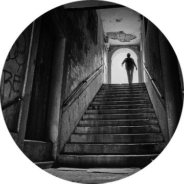 Silhouette van vrouw an het einde van de trap in een tunnel. Wout Kok One2expose van Wout Kok