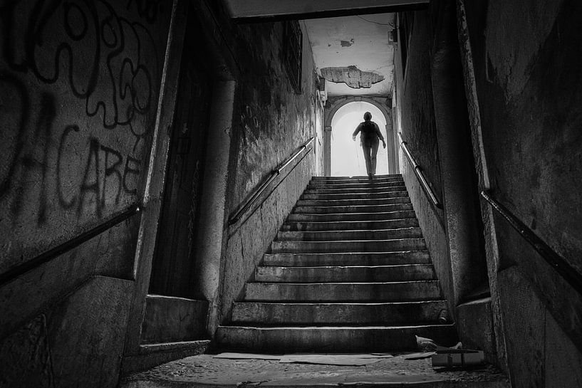 Silhouette einer Frau am Ende einer Treppe in einem Tunnel. Wout Kok One2expose von Wout Kok