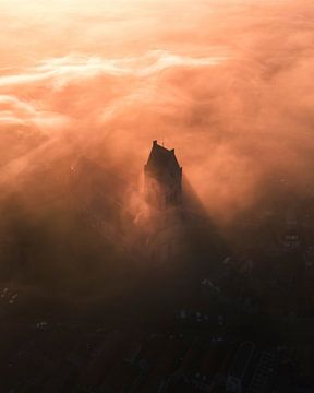 Martinikerk in goldenem Nebel über Bolsward von Ewold Kooistra