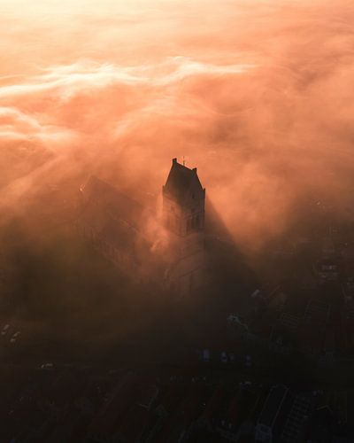 Martinikerk in gouden mist boven Bolsward
