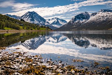 Een meer met berglandschap in Tromsø, Noorwegen