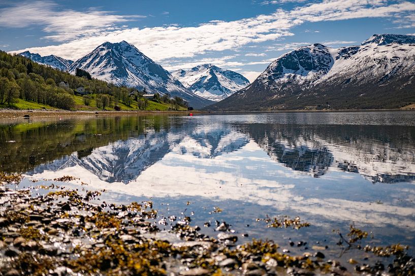 Un lac avec un paysage de montagne à Tromsø, Norvège par Geja Kuiken