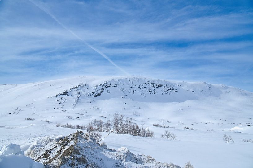 Norwegian high mountains, snow-covered mountains and landscape by Martin Köbsch