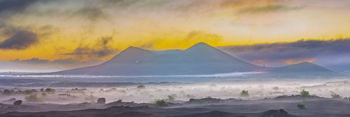 In de gouden adem van de aarde - zonsopgang boven het vulkanische hart van Lanzarote