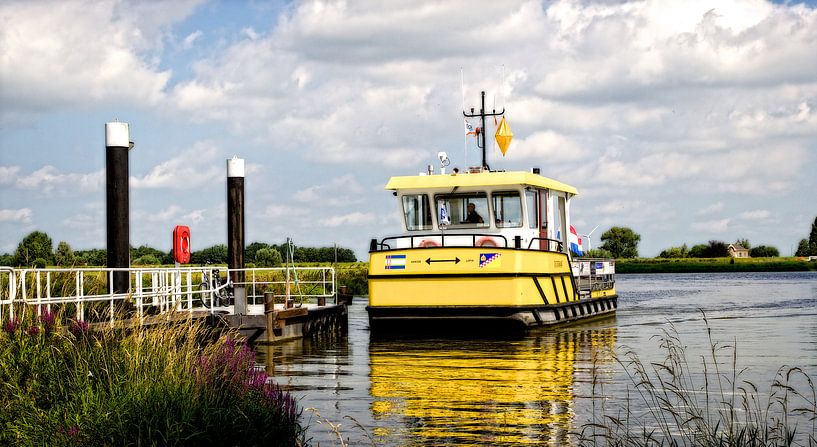 Voetgangerspont bij Ameide aan de Lek in de Alblasserwaard by Reinder Weidijk