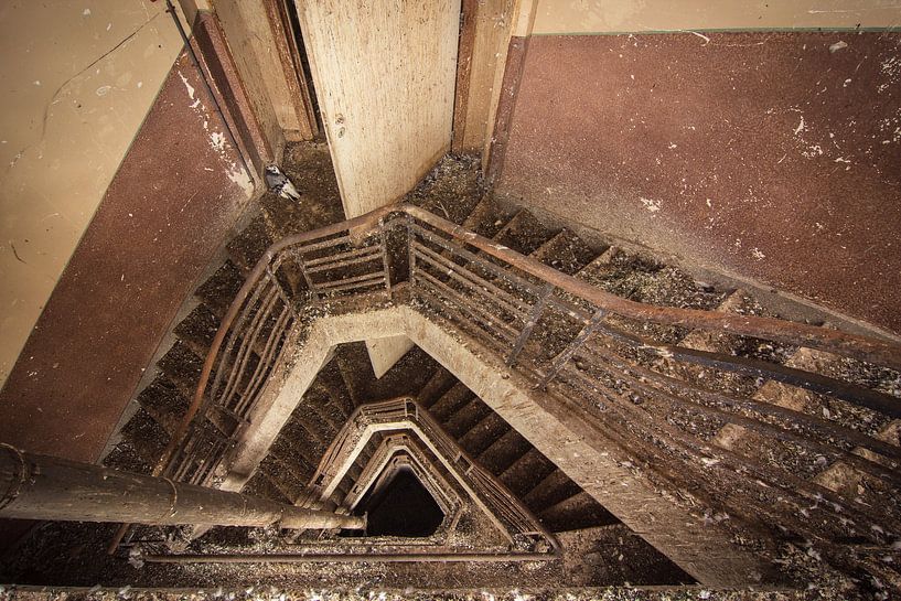 Escaliers dans un commissariat de police par On Your Wall