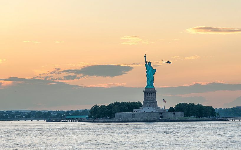 Die Freiheitsstatue in New York bei einem warmen Sonnenuntergang von Carlos Charlez