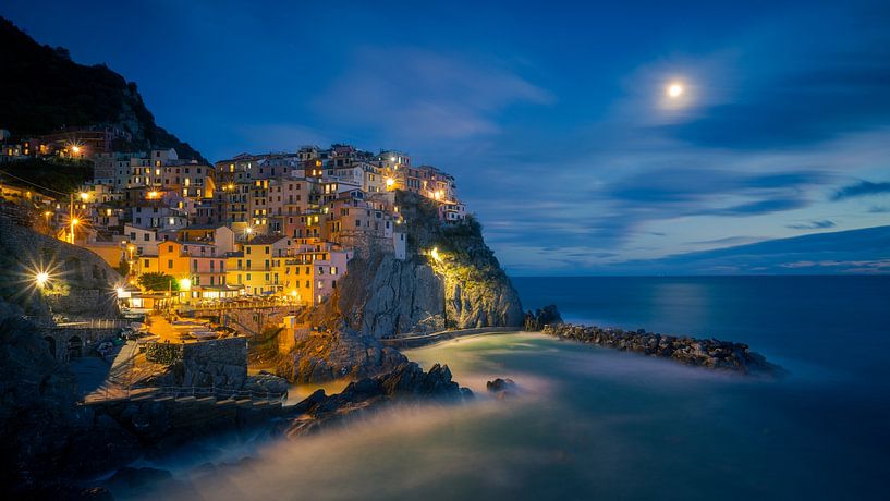 Manarola des Cinque Terre en Italie la nuit avec la lune par Robert Ruidl