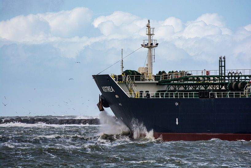Navire faisant route dans une mer houleuse et des vagues déferlantes. par scheepskijkerhavenfotografie