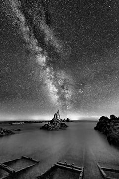 Bergweg en sterren aan zee in Spanje. Zwart-wit beeld. van Manfred Voss, Schwarz-weiss Fotografie