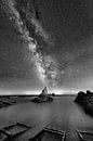 Bergweg en sterren aan zee in Spanje. Zwart-wit beeld. van Manfred Voss, Schwarz-weiss Fotografie thumbnail