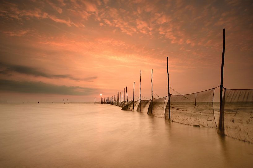 Fischernetze Texel bei Sonnenaufgang von John Leeninga