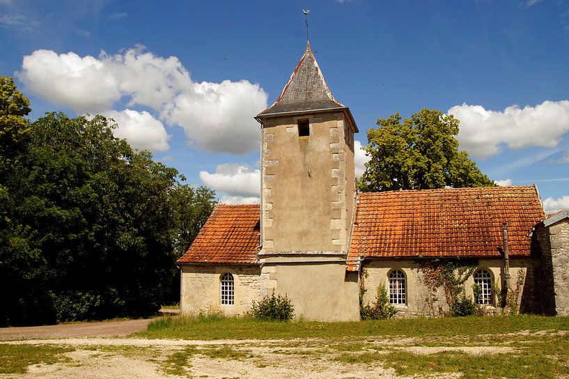 kerkje Chaugey in  de wolken van wil spijker