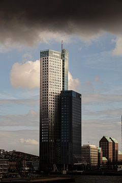 Gebäude in Rotterdam mit dunklen Wolken von Jelle Terlouw