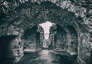 Urquhart Castle in Schotland. Catacomben ruïne bij de verdedigingsmuur. van Jakob Baranowski - Photography - Video - Photoshop