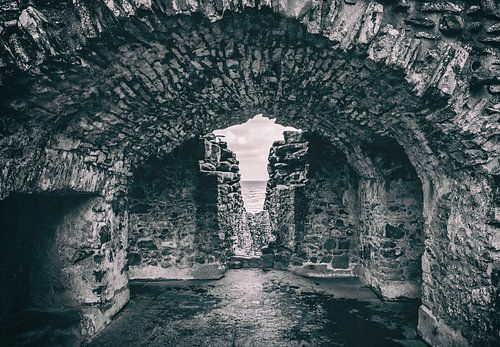 Urquhart Castle in Schotland. Catacomben ruïne bij de verdedigingsmuur.