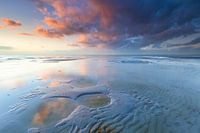 Ein wunderschöner Sommerabend am Strand am Meer mit Sonnenuntergang