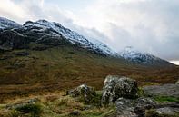 Besneeuwde bergtoppen in Schotland van Hans Verhulst thumbnail
