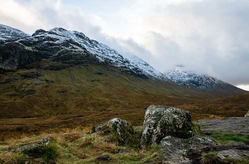 Besneeuwde bergtoppen in Schotland