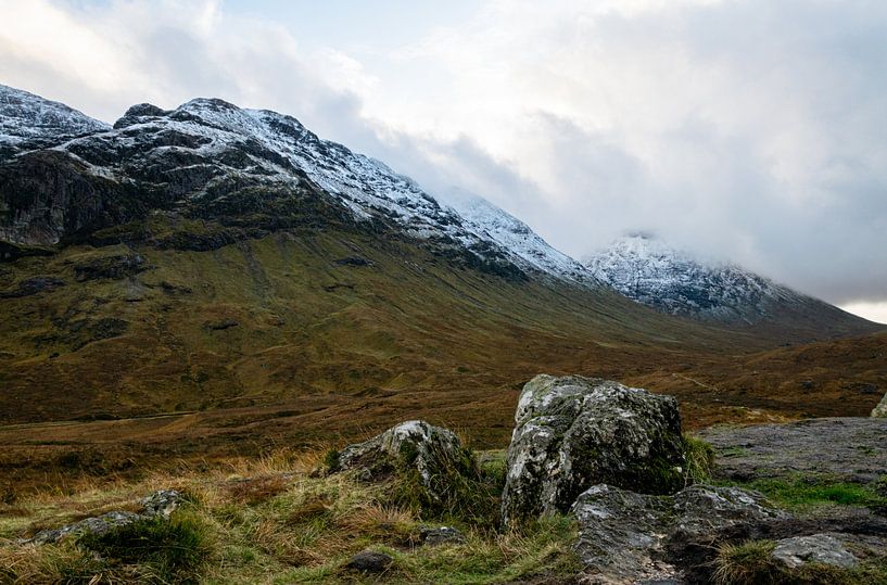 Schneebedeckte Gipfel in Schottland von Hans Verhulst