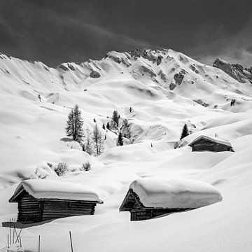 Besneeuwde hutten op de Seiser Alm van Christian Müringer