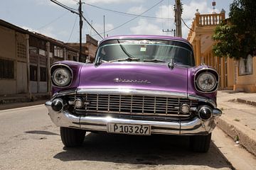 Purple oldtimer in Cuba by Tom Hengst