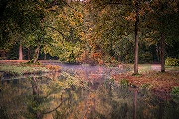 Ruhiger Herbstmorgen im Park von Schloss Groeneveld
