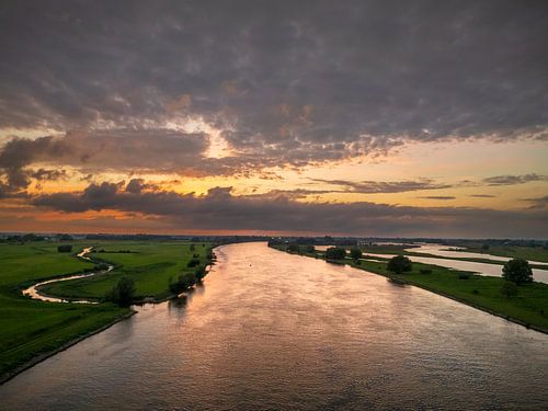 IJssellandschap tijdens zonsondergang van bovenaf gezien