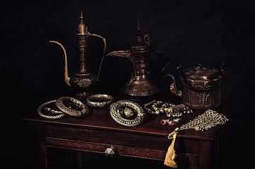 Stilleven met Arabische theekan, potjes en sieraden. van MICHEL WETTSTEIN