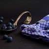 Blauwe bessen op een amuselepel van Judith van Wijk