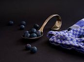 Blauwe bessen op een amuselepel van Judith van Wijk thumbnail