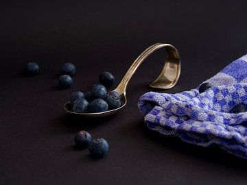 Blauwe bessen op een amuselepel van Judith van Wijk