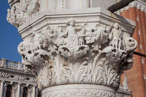Beelden op zuil van Dogenpaleis in de oude stand Venetie, Italie