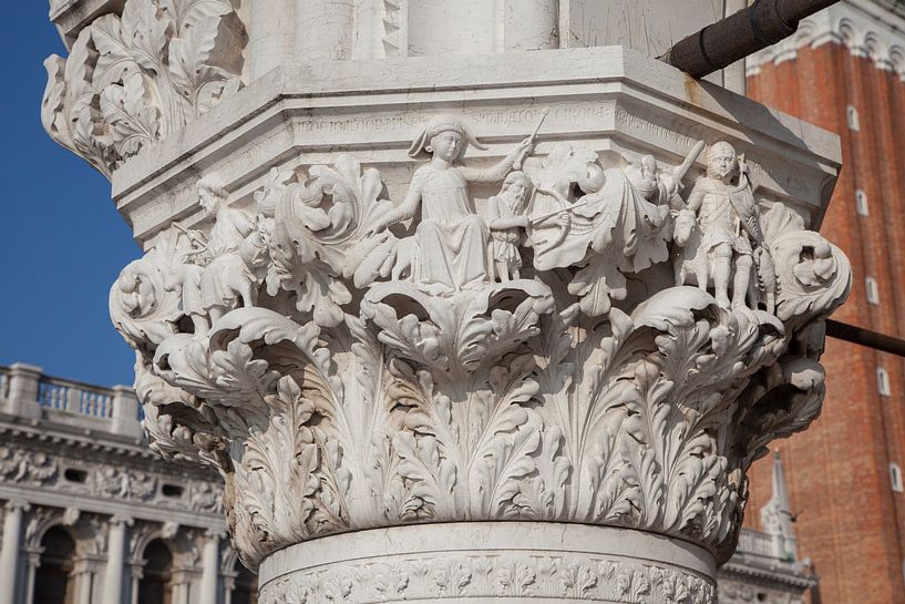 Statues sur la colonne du palais des Doges dans la vieille ville de Venise, en Italie. par Joost Adriaanse
