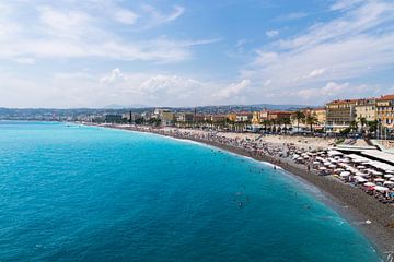 Uitzicht op Nice en de blauwe zee van Linda Schouw