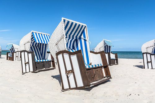 Wit-bruine strandstoelen op het strand van Prerow