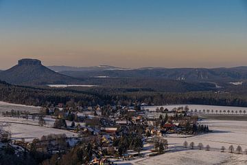 Winter in Saksisch Zwitserland - Uitzicht vanaf de Kohlbornstein van Holger Spieker