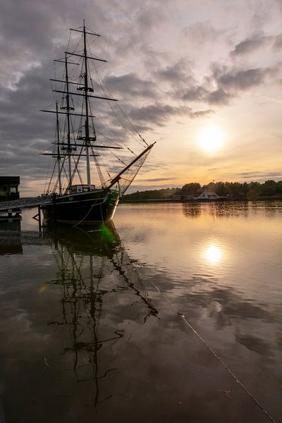 Coucher de soleil en Irlande avec un magnifique trois-mâts par Caroline Pleysier