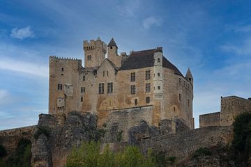 Das Schloss von Beynac in der französischen Region Dordogne hoch auf den Felsen gebaut