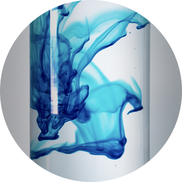 Close-up van blauwe en groene inkt in water