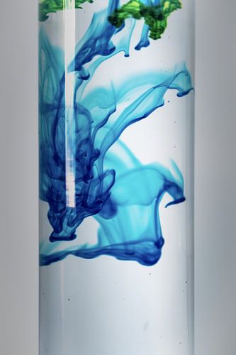Close-up van blauwe en groene inkt in water
