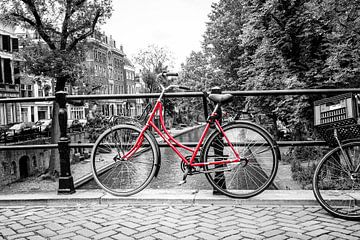 De rode fiets op de brug over de Oudegracht in Utrecht