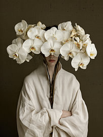 Ivory Orchid - Elegant Mode Portret met Gekruist Gewaad en Witte Orchideeënkroon