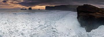 Panorama wilde oceaan in IJsland