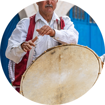 Muzikant met drum in Tunesië van Jessica Lokker